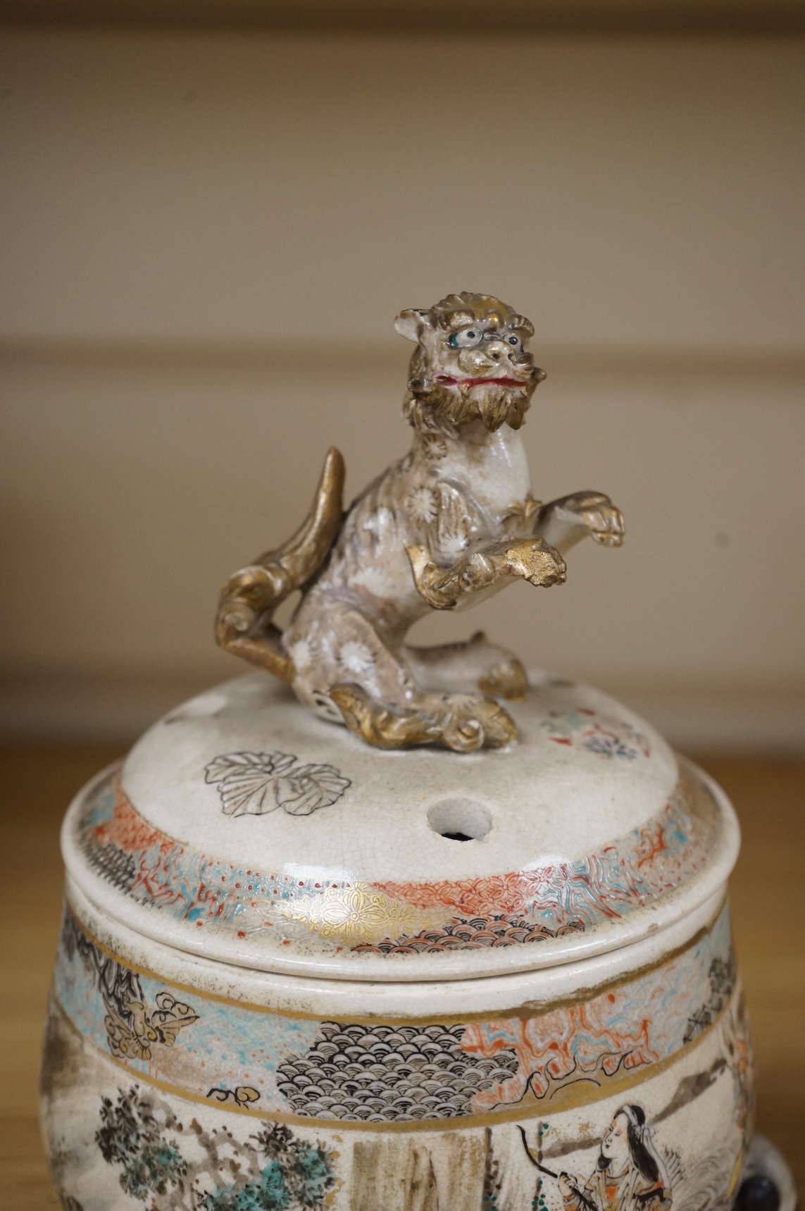 A Japanese Satsuma tripod koro and cover, Meiji period, 21cm